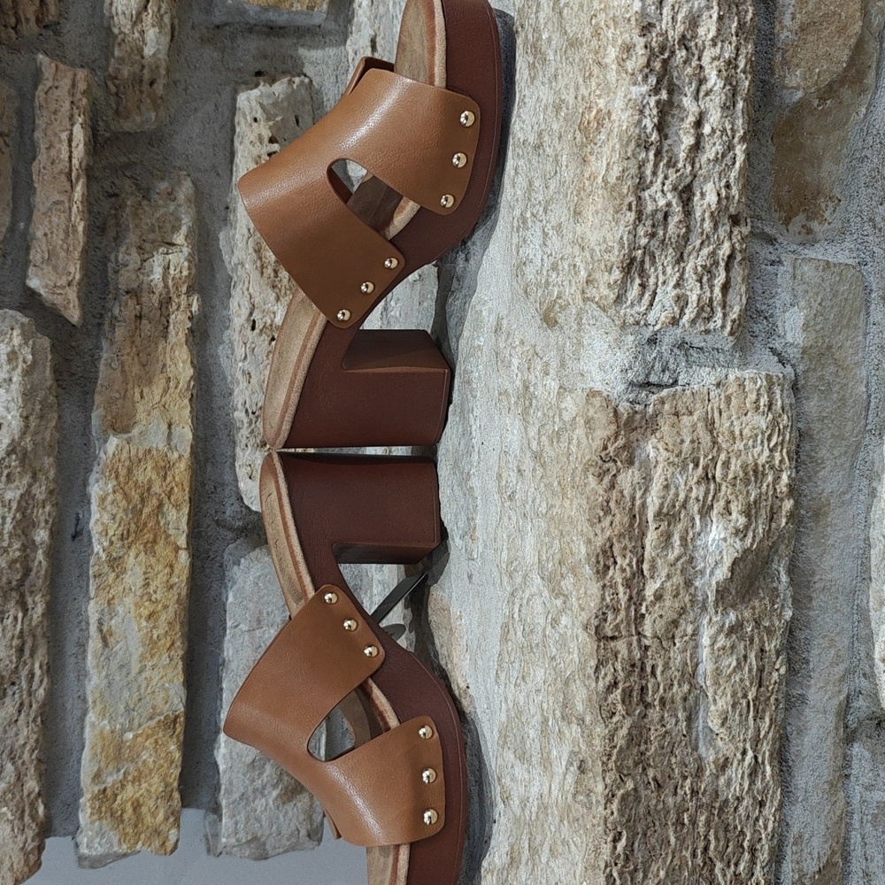 Tan Sandals with Gold Accents - Picture 5 of 8